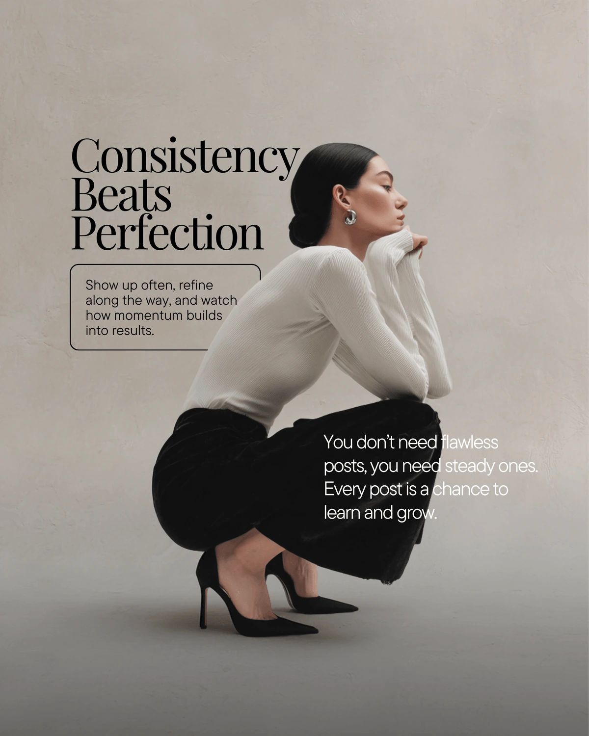 Diseño sobre constancia en la creación de contenido, con una mujer agachada que lleva una blusa clara y un pantalón negro.