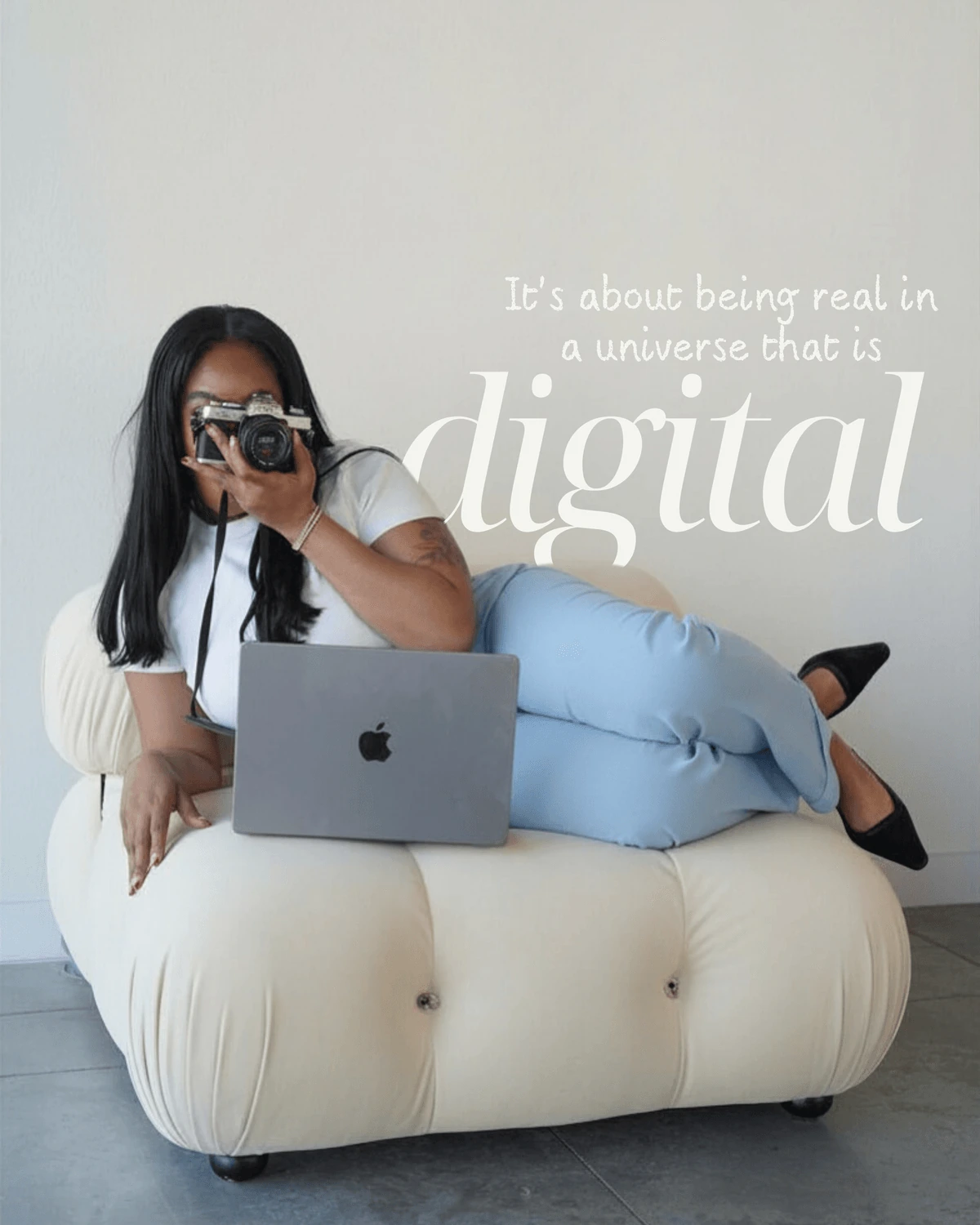 Diseño sobre ser auténtica en el mundo digital, con una mujer que sostiene una cámara y tiene un portátil en el regazo, sentada en un sillón claro.