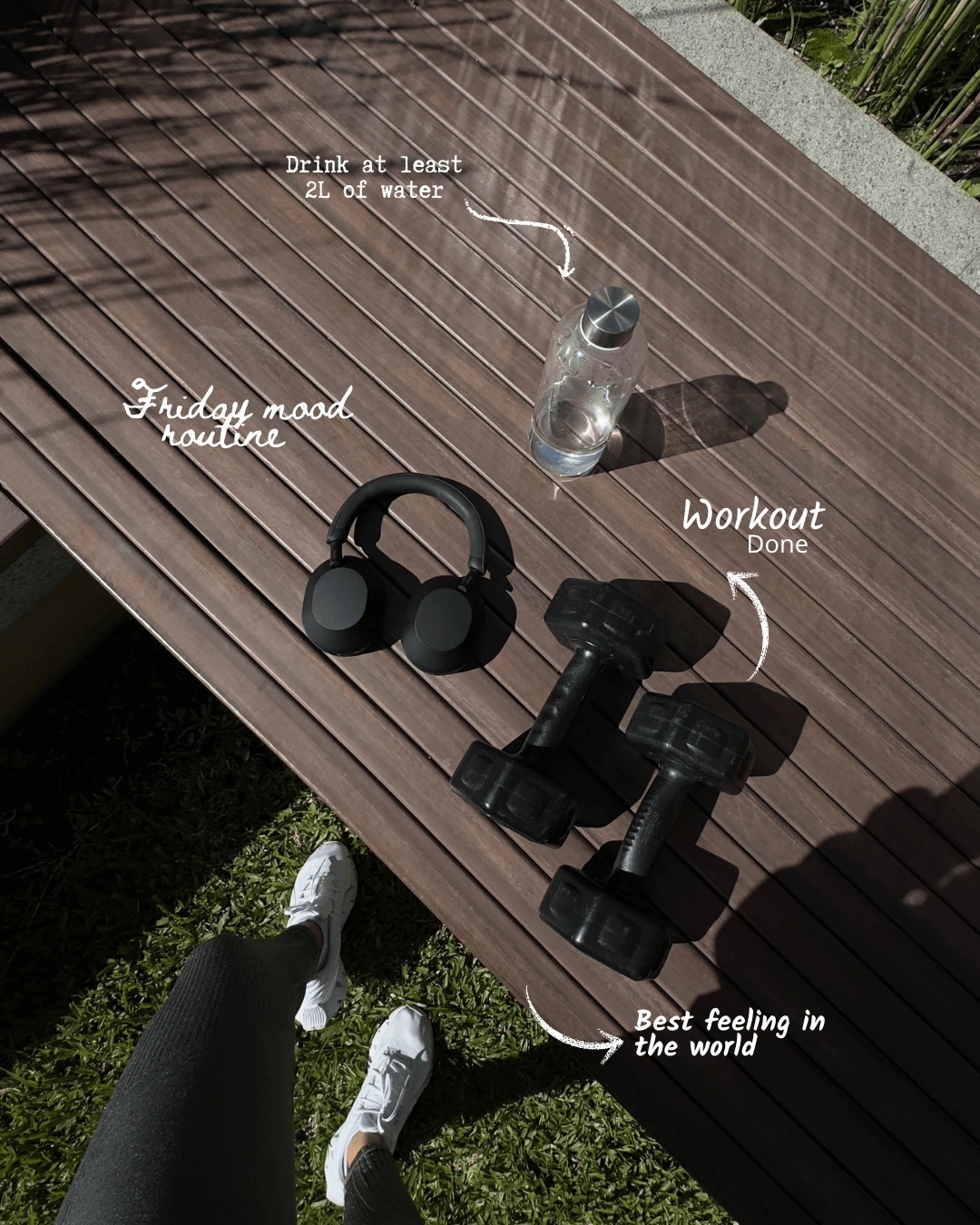 Plantilla sobre una rutina de entrenamiento e hidratación, con una botella de agua, auriculares y mancuernas en un banco de madera.